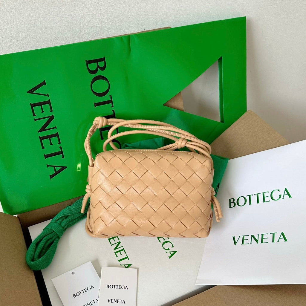 BV LOOP MINI 17CM BEIGE CALFSKIN
