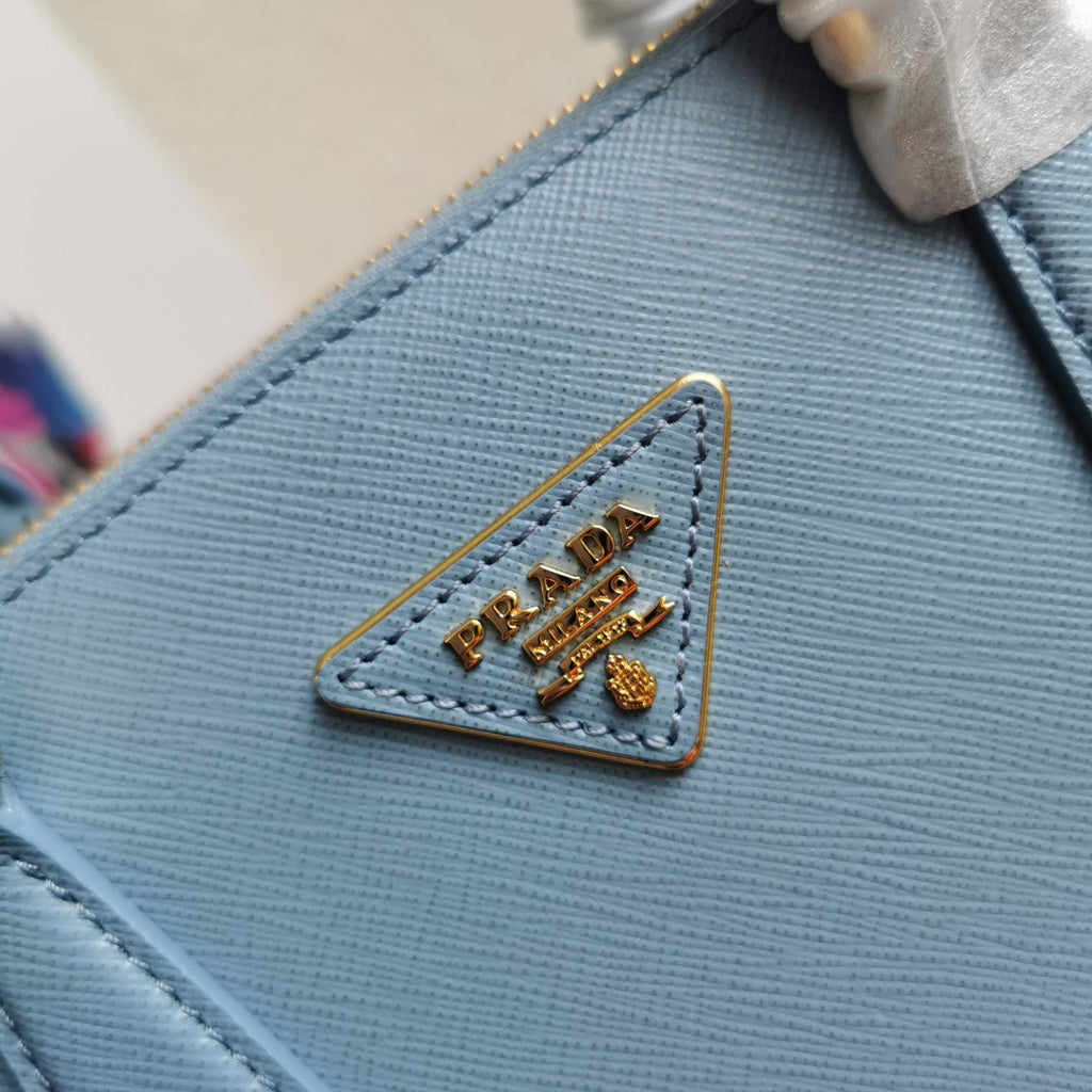 MEDIUM GALLERIA 28 CLOUD BLUE SAFFIANO LEATHER