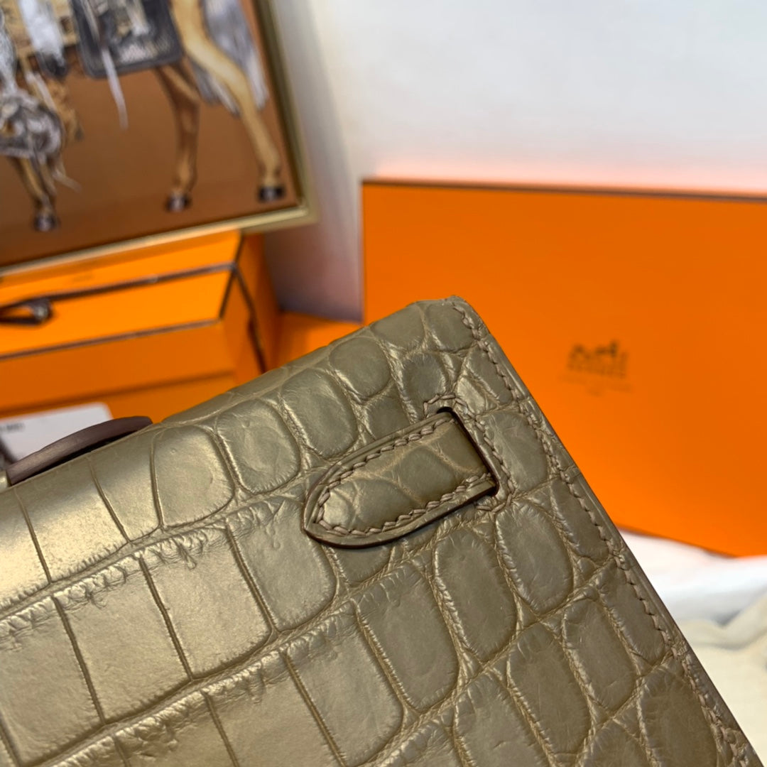 KELLY CUT 31 IN MOCHA BROWN ALLIGATOR LEATHER WITH GOLD HARDWARE
