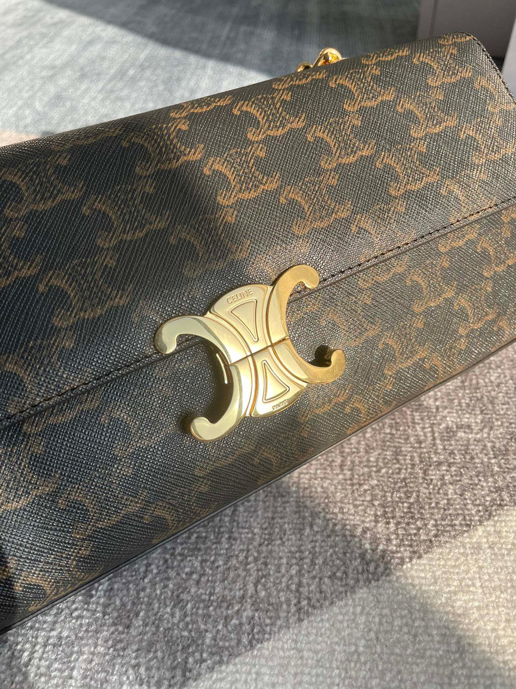 CHAIN SHOULDER BAG CLAUDE 33 IN BLACK TRIOMPHE CANVAS GOLD HARDWARE