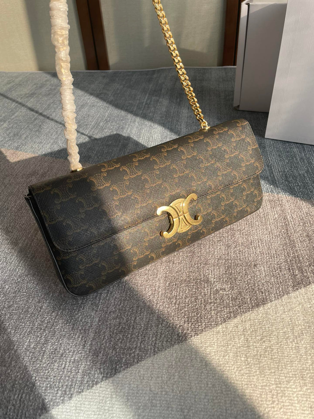 CHAIN SHOULDER BAG CLAUDE 33 IN BLACK TRIOMPHE CANVAS GOLD HARDWARE