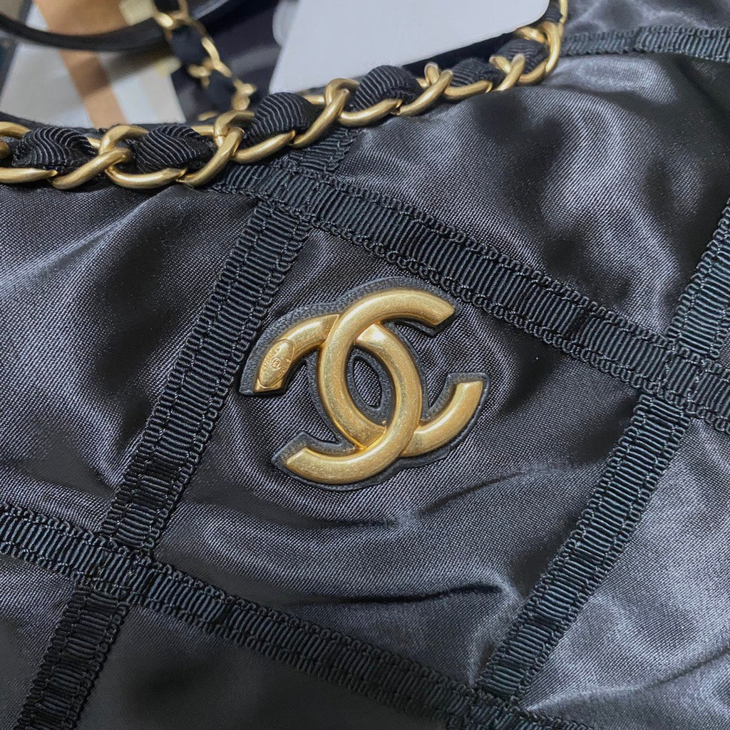 TOTE BAG 44 IN BLACK NYLON GOLD HARDWARE