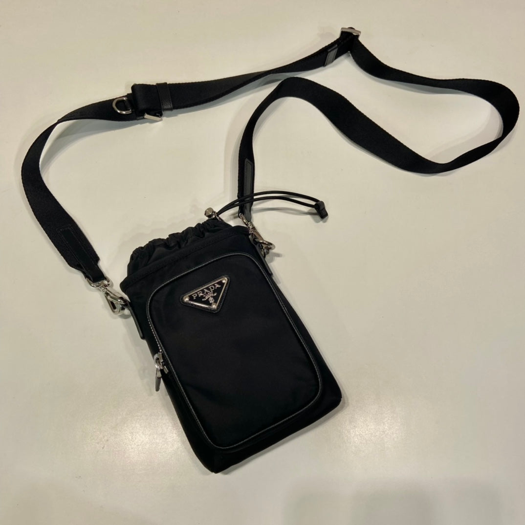 PHONE BAG 18 IN BLACK RE-NYLON
