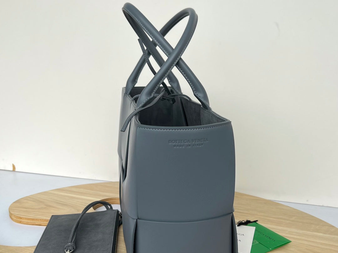 ARCO TOTE 36 IN TROUT GRAY CALFSKIN