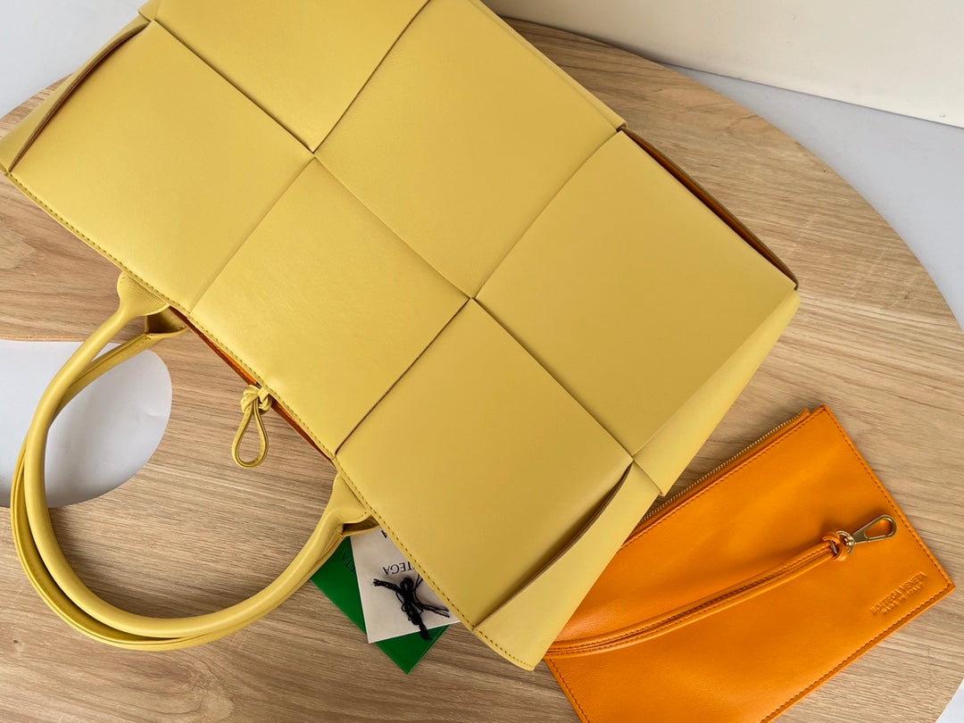 ARCO TOTE 36 IN CHENIN YELLOW CALFSKIN