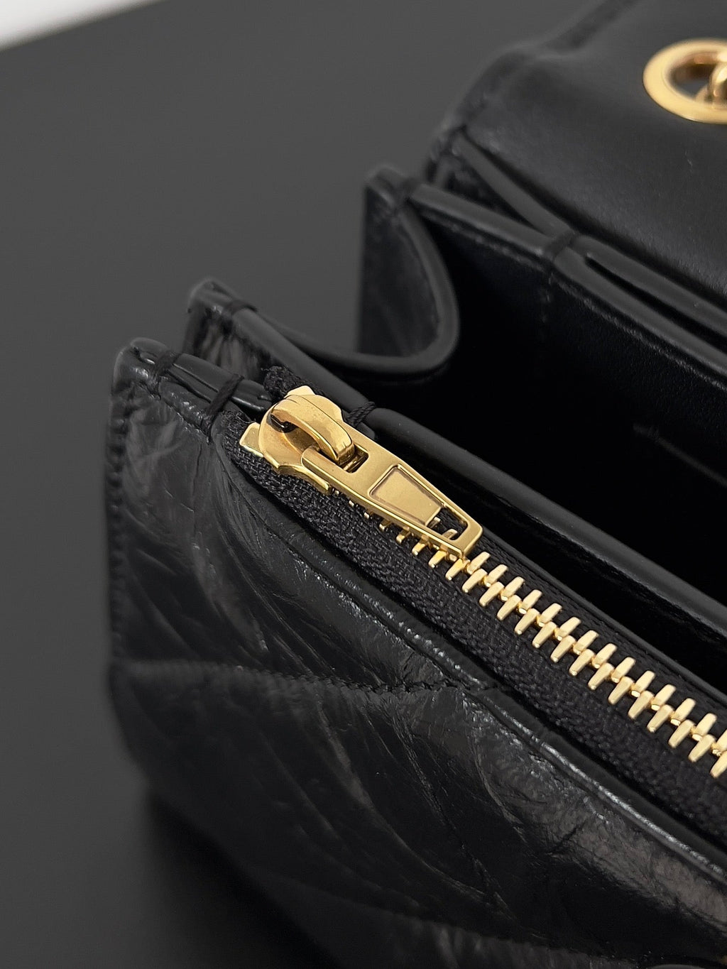 CRUSH CHAINED BAG 22 IN BLACK QUILTED CRUSHED CALFSKIN GOLD HARDWARE