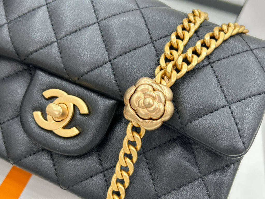 CC SMALL 20 FLAP BAG IN BLACK CALFSKIN GOLD HARDWARE