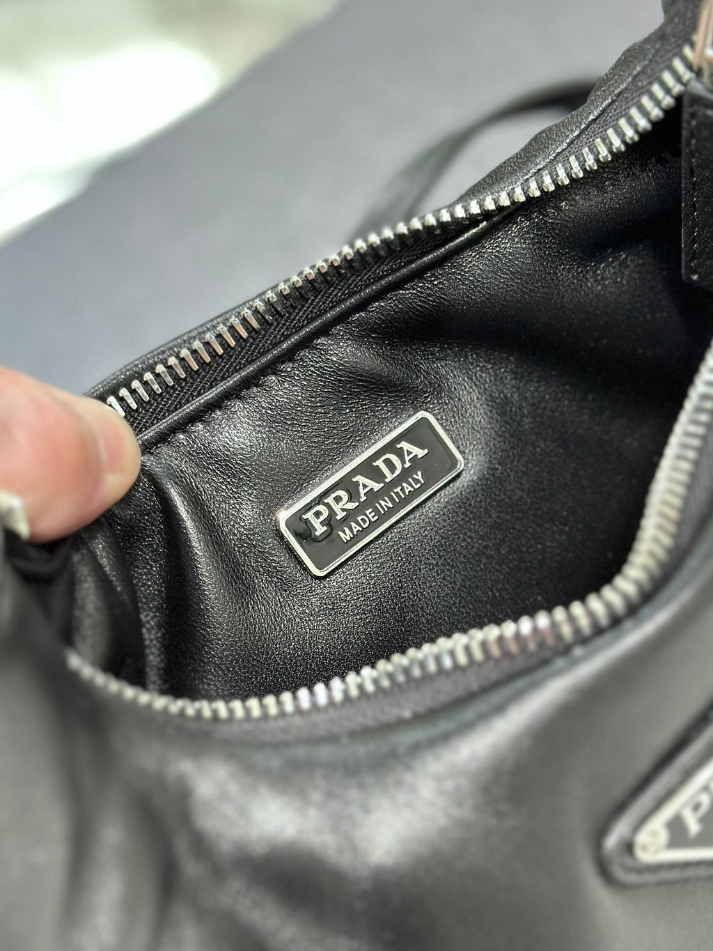 HOBO BAG 21 IN BLACK SOFT LAMBSKIN