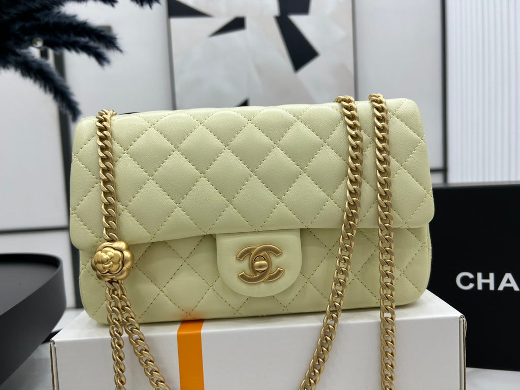 CC SMALL 23 FLAP BAG IN NEON YELLOW CALFSKIN GOLD HARDWARE
