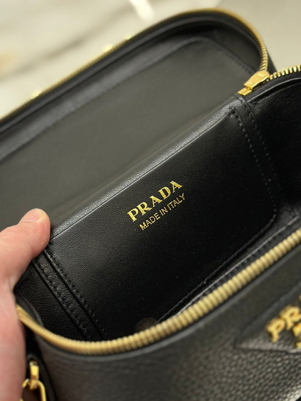 VANITY CASE 18 IN BLACK GRAINED CALFSKIN GOLD HARDWARE