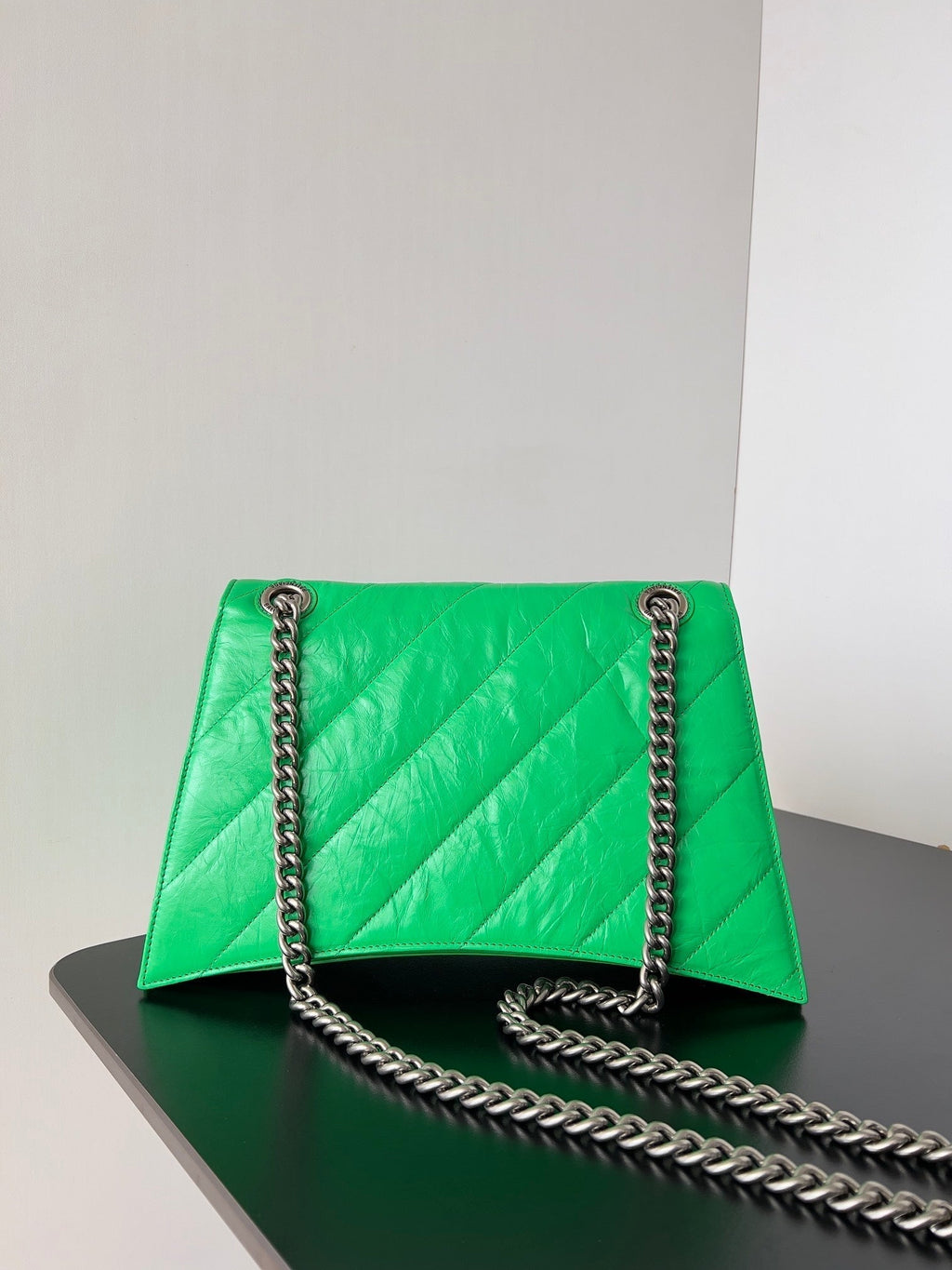 CRUSH CHAINED BAG 32 IN GREEN QUILTED CRUSHED CALFSKIN SILVER HARDWARE