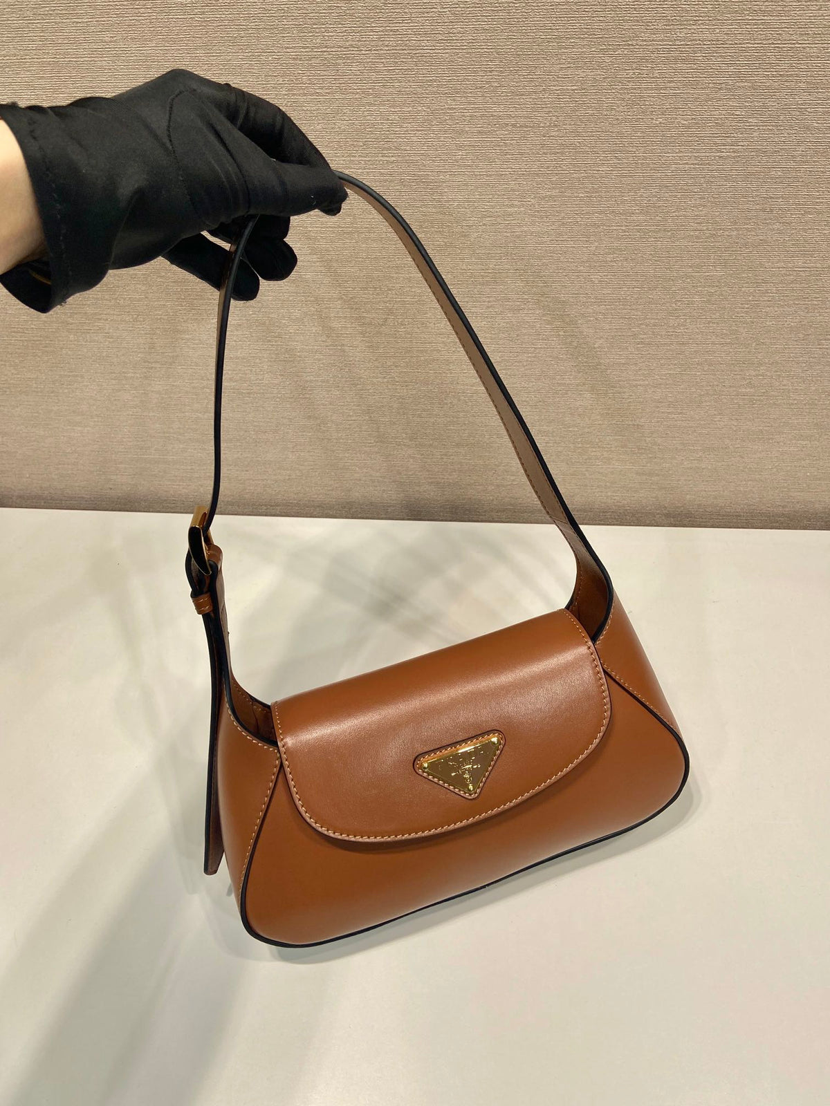 FLAP BAG 25 IN CINNAMON BROWN SMOOTH CALFSKIN TRIANGLE LOGO