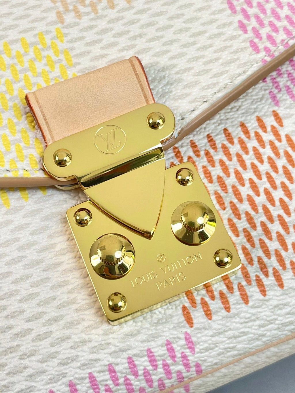 POCHETTE MÉTIS EAST WEST 21 IN PEACH DAMIER GIANT CANVAS GOLD HARDWARE