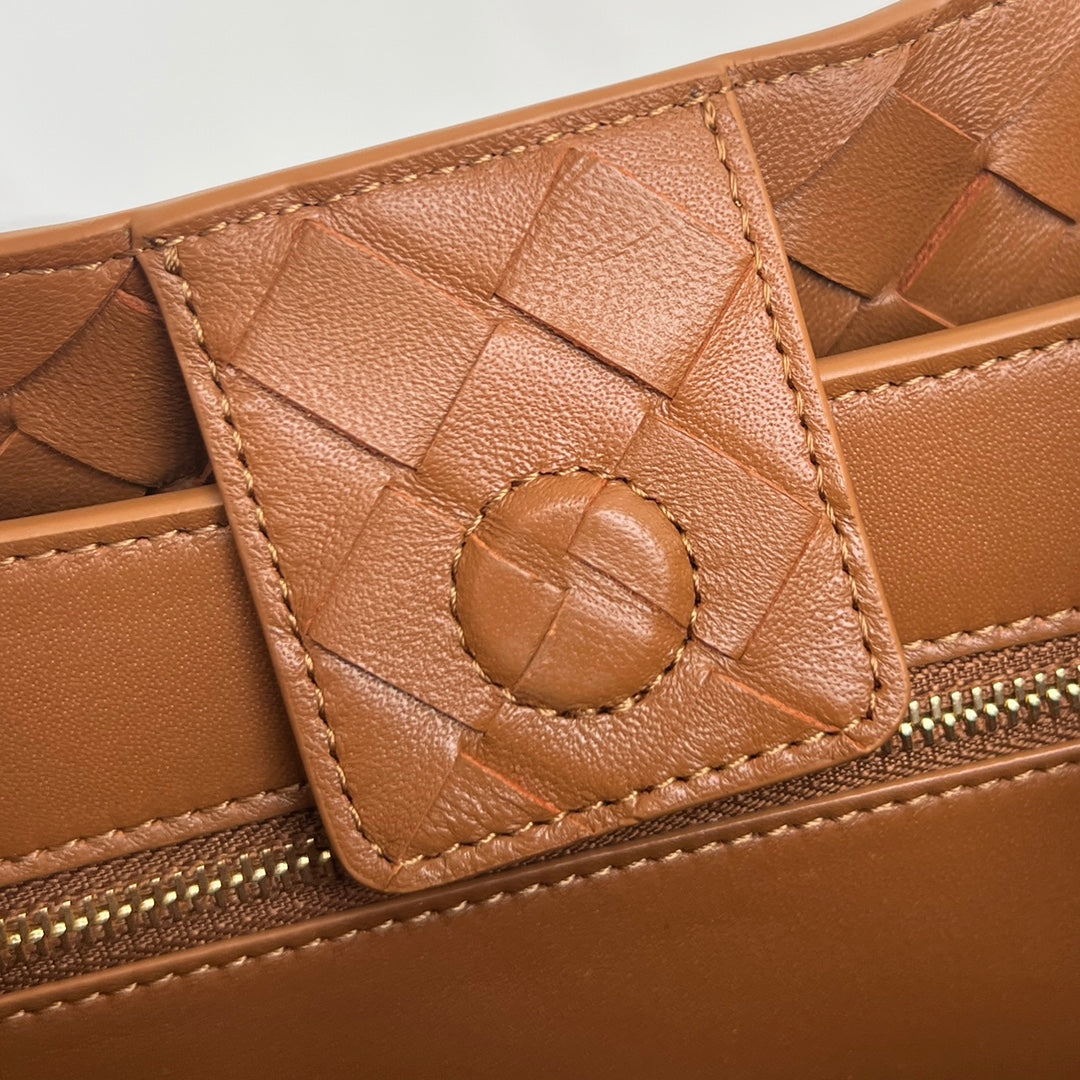 LARGE ANDIAMO 32 IN BURNT ORANGE LAMBSKIN