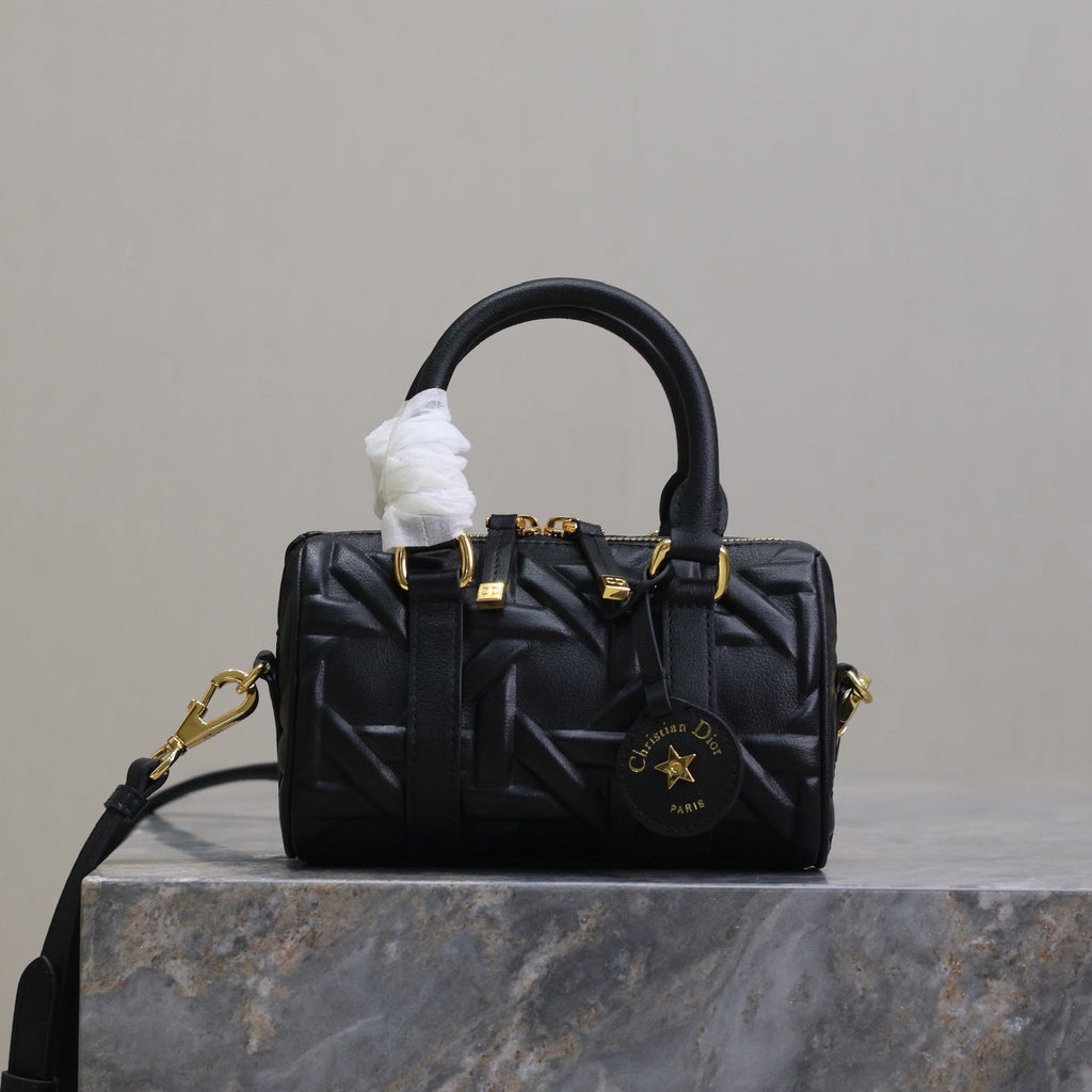 MINI GROOVE BAG 16 IN BLACK MACROCANNAGE CALFSKIN WITH GOLD HARDWARE