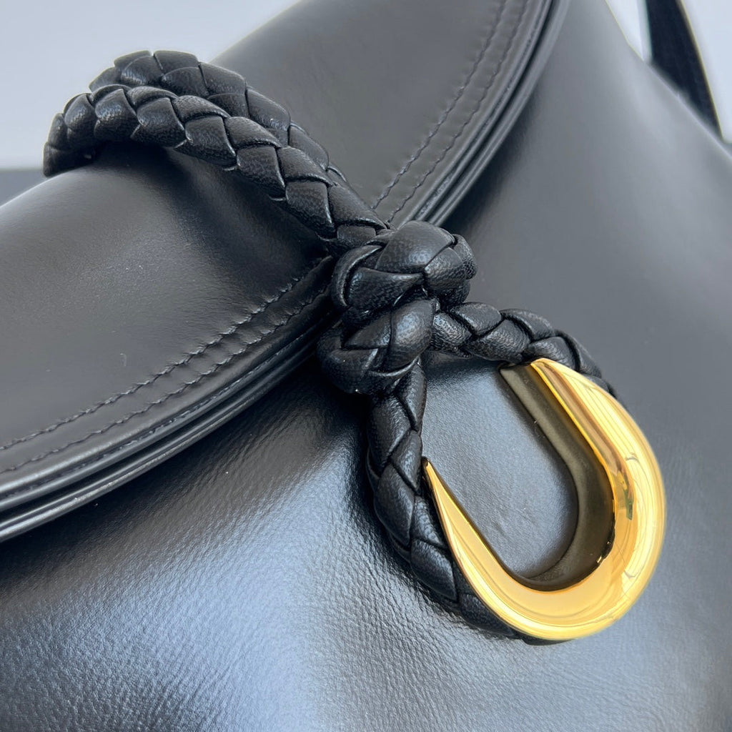 MEDIUM LIBERTA 30 IN BLACK SMOOTH CALFSKIN GOLD HARDWARE