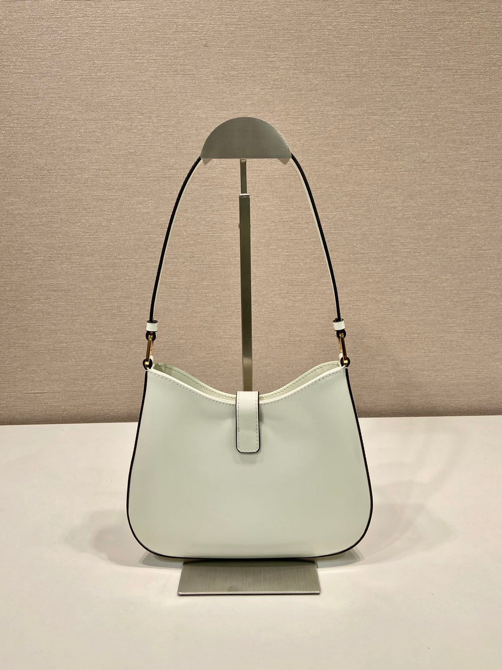 CLEO SHOULDER BAG 22 IN WHITE BRUSHED LAMBSKIN WITH CLASP CLOSURE