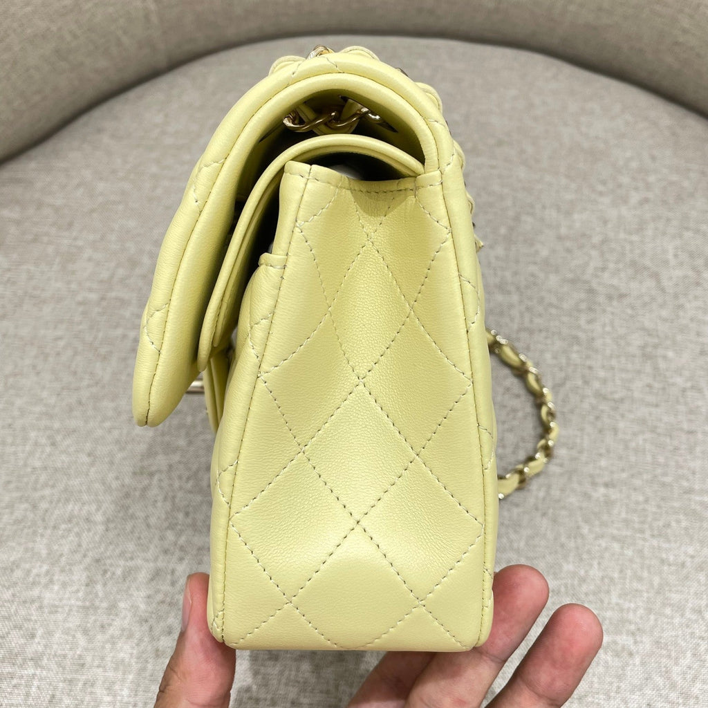 FLAP BAG 23CM PASTEL YELLOW LAMBSKIN GOLD HARDWARE