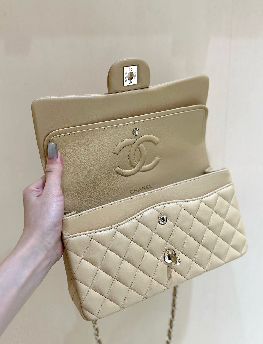 FLAP BAG 25 IN BEIGE LAMBSKIN GOLD HARDWARE