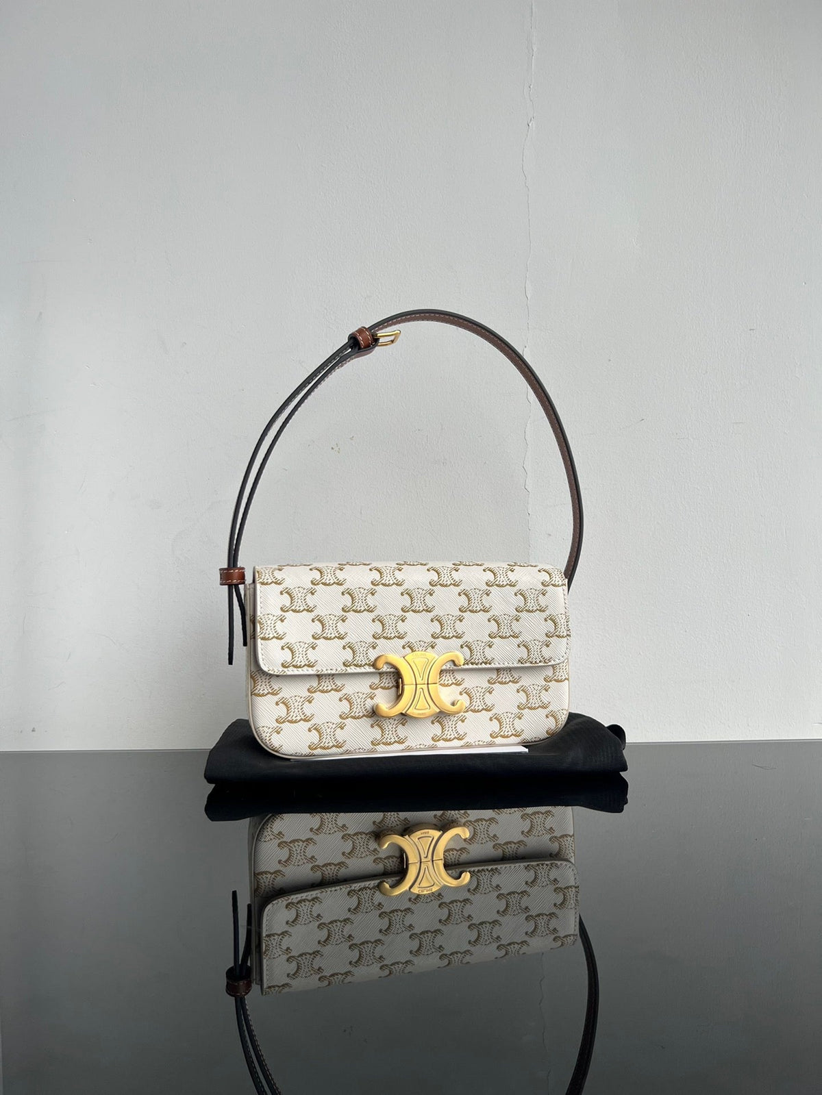 CEL Triomphe Hobo