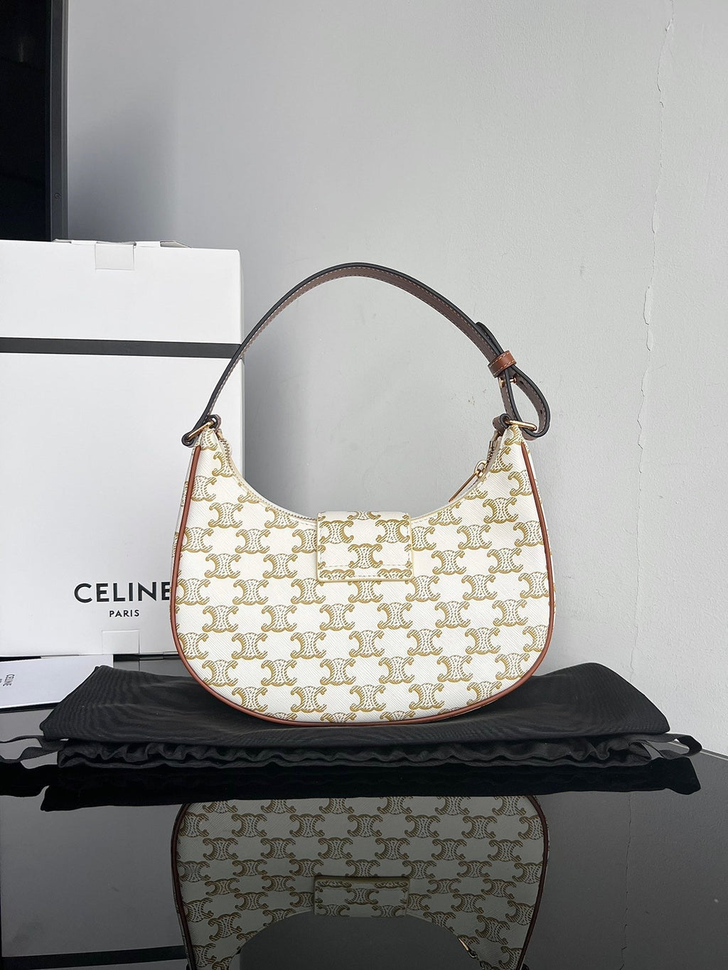 CEL Triomphe Hobo