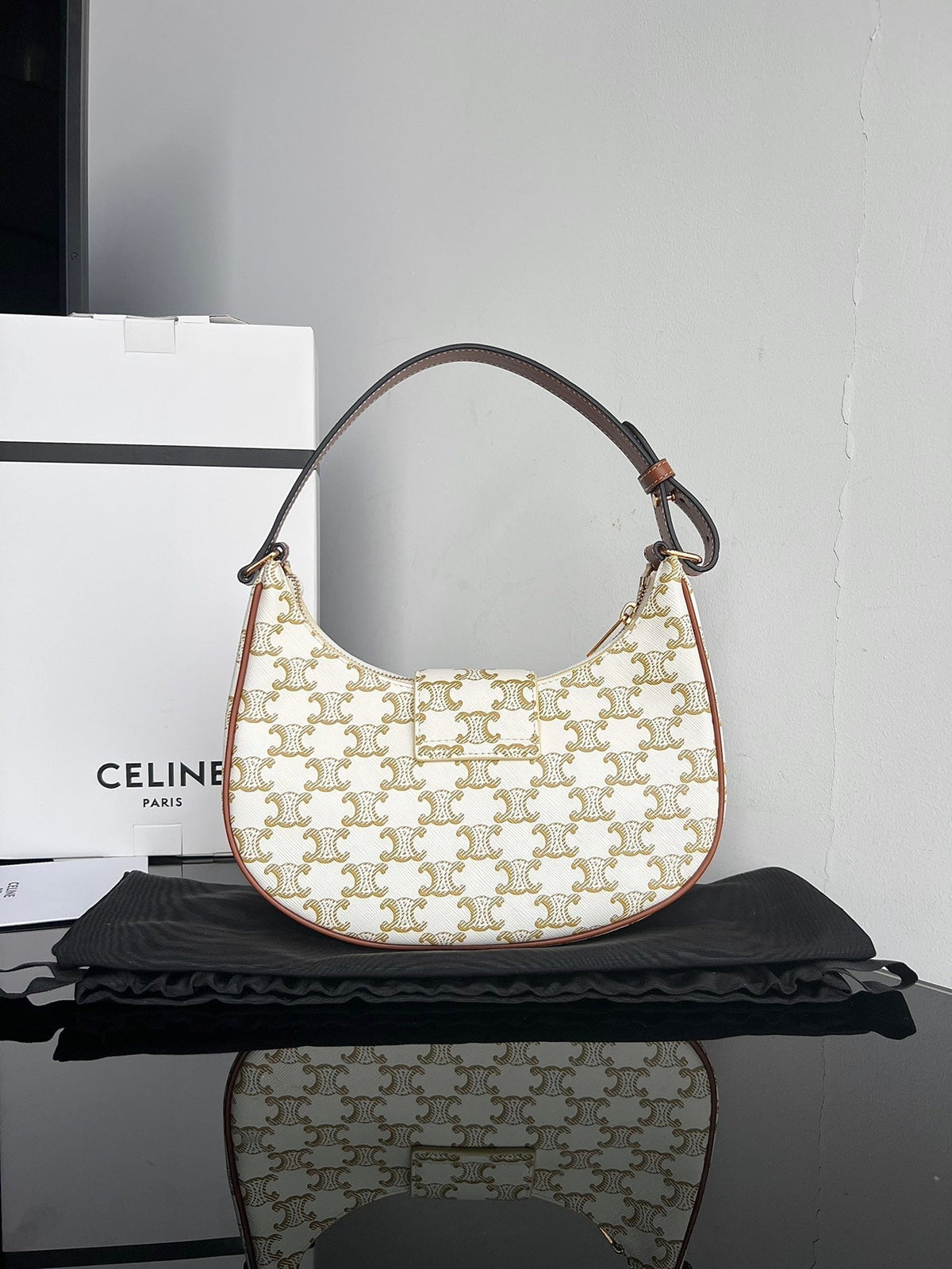 CEL Triomphe Hobo