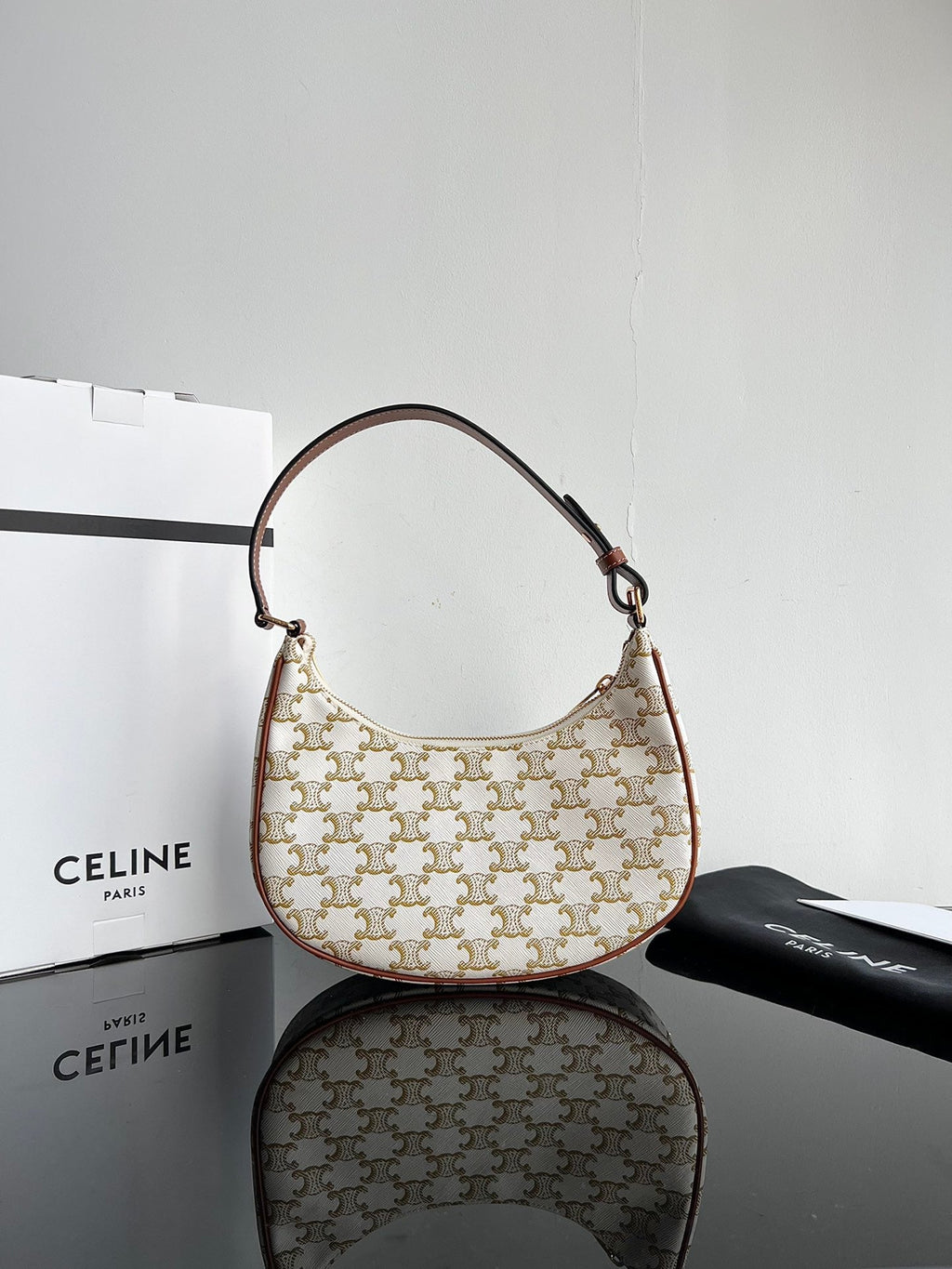 CEL Triomphe Hobo