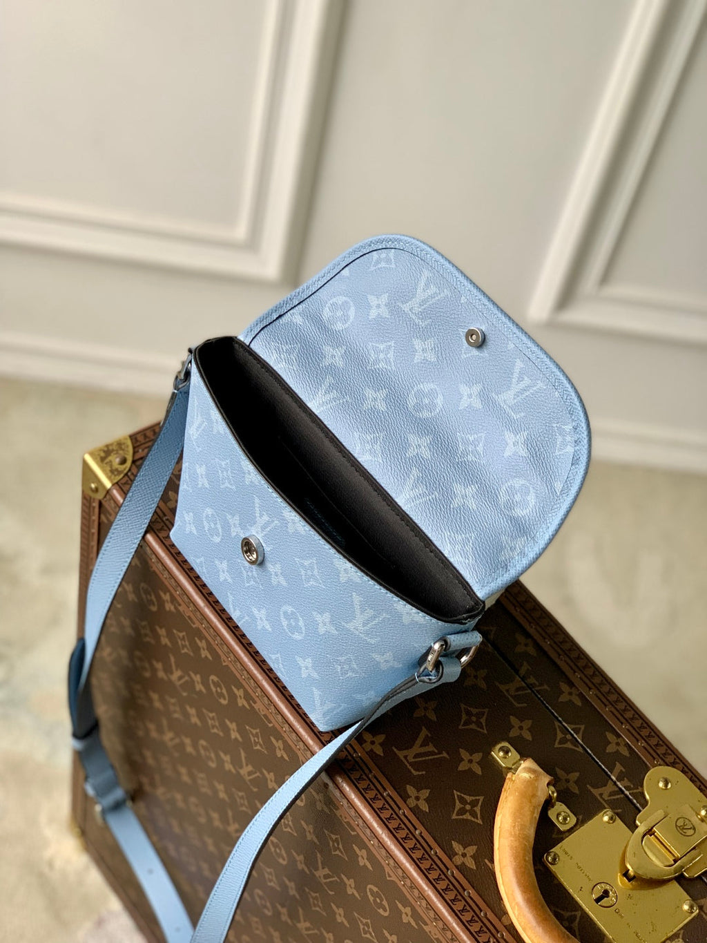 PULSE MESSENGER 22.5 IN BLUE MONOGRAM COATED CANVAS AND CALFSKIN