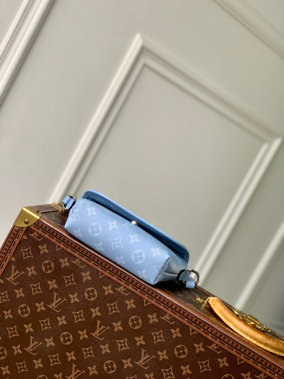 PULSE MESSENGER 22.5 IN BLUE MONOGRAM COATED CANVAS AND CALFSKIN