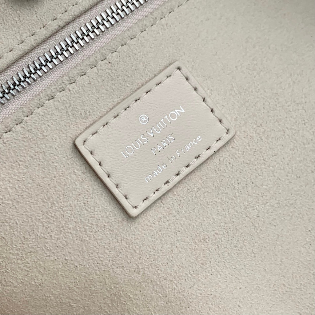 CARRYALL CARGO VIBE PM 33.5 IN VANILLE LAMBSKIN BORWN MONOGRAM TAG