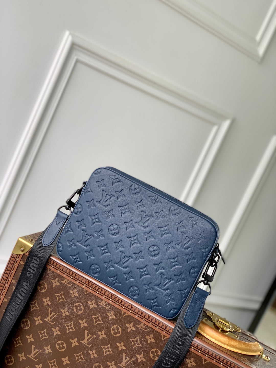 TRIO MESSENGER 25 IN BLUE MONOGRAM SHADOW CALFSKIN