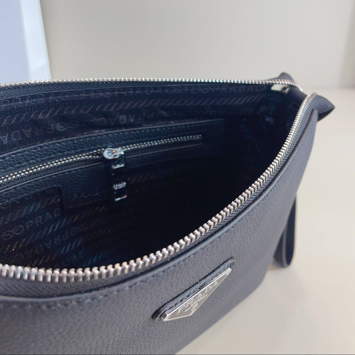 CLUTCH 29 IN NAVY BLUE GRAINED CALFSKIN TRIANGLE LOGO