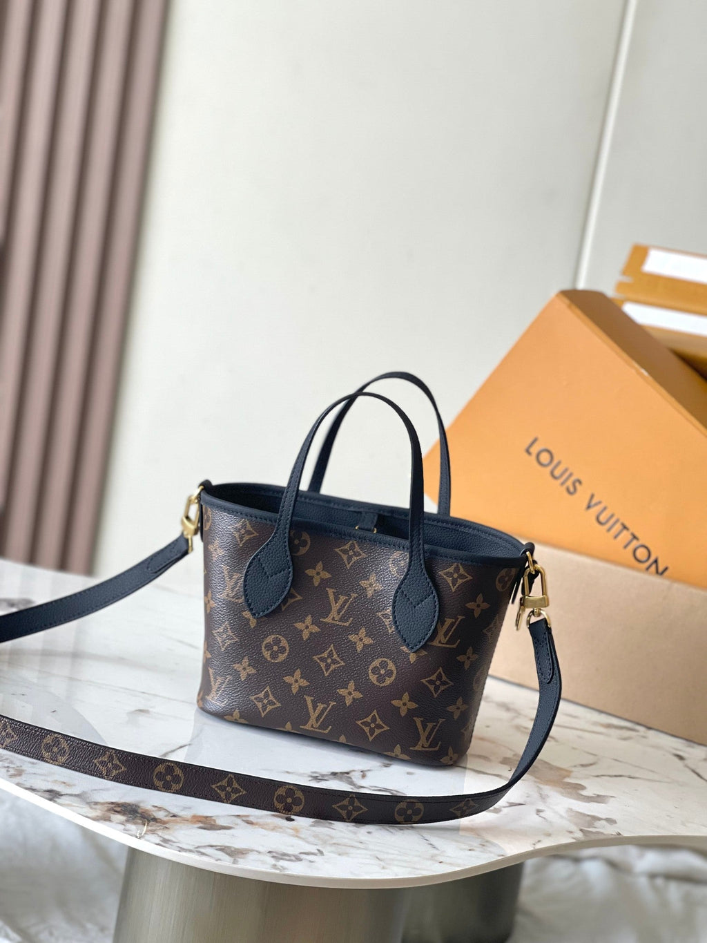NEVERFULL BANDOULIÈRE INSIDE OUT BB 24 IN BROWN MONOGRAM CANVAS AND BLACK CALFSKIN