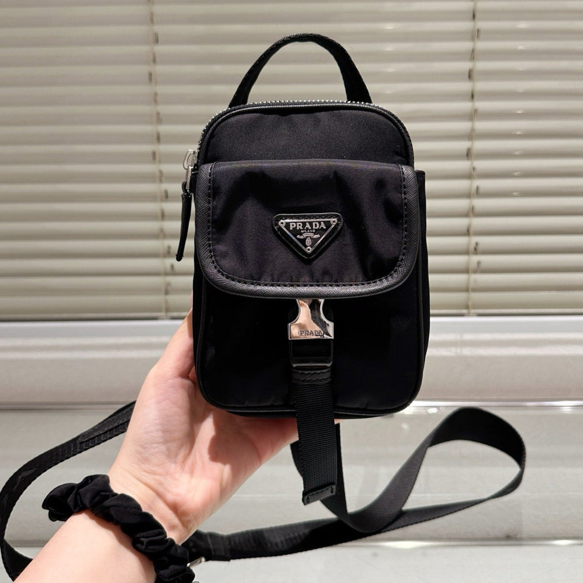 TRIANGLE LOGO MINI POUCH 17 IN BLACK RE-NYLON