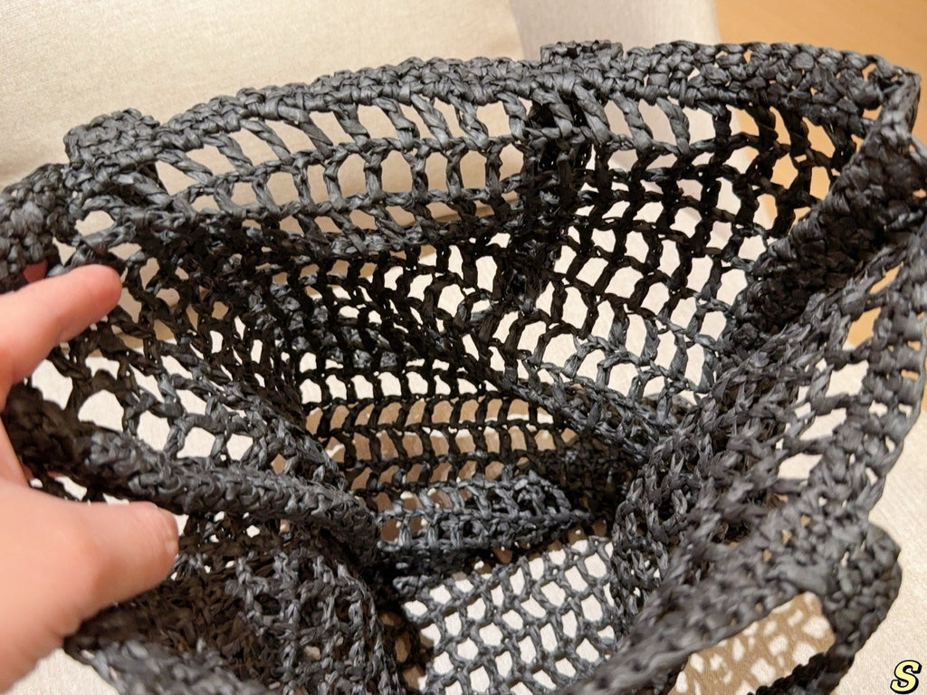 WHITE EMBROIDED LOGO TOTE BAG 39 IN BLACK WOVEN RAFFIA