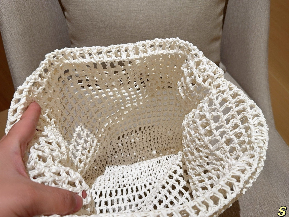 BLACK EMBROIDED LOGO TOTE BAG 38 IN WHITE WOVEN RAFFIA