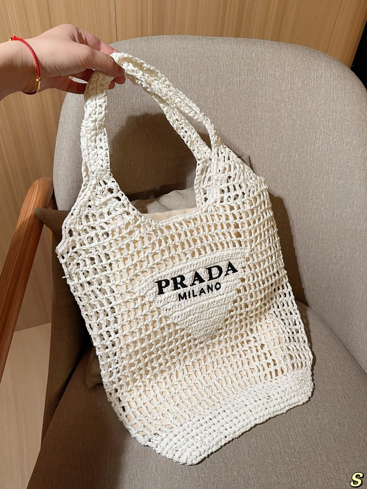 BLACK EMBROIDED LOGO TOTE BAG 38 IN WHITE WOVEN RAFFIA