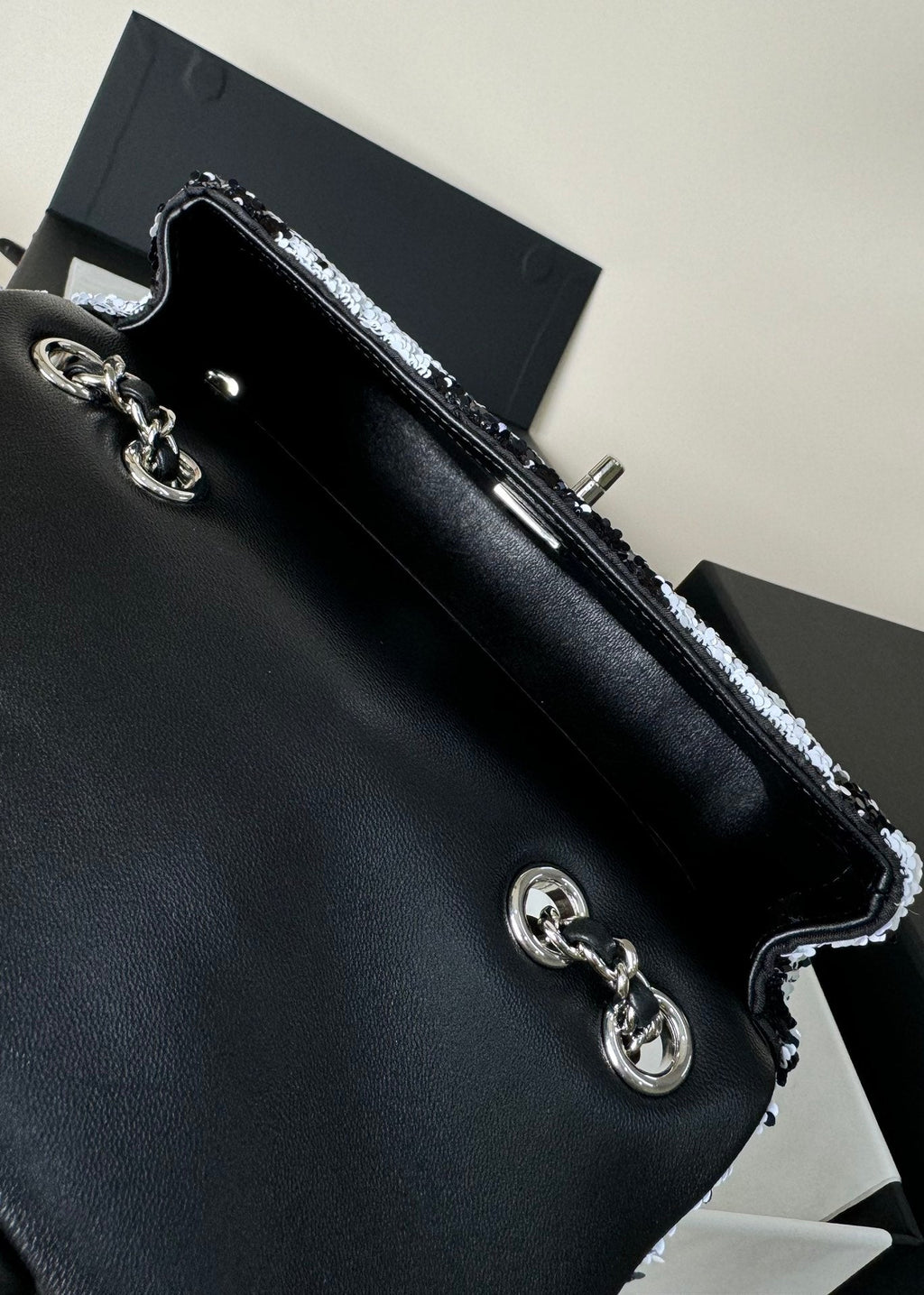 FLAP BAG 20 IN BLACK AND WHITE SEQUINS SILVER HARDWARE