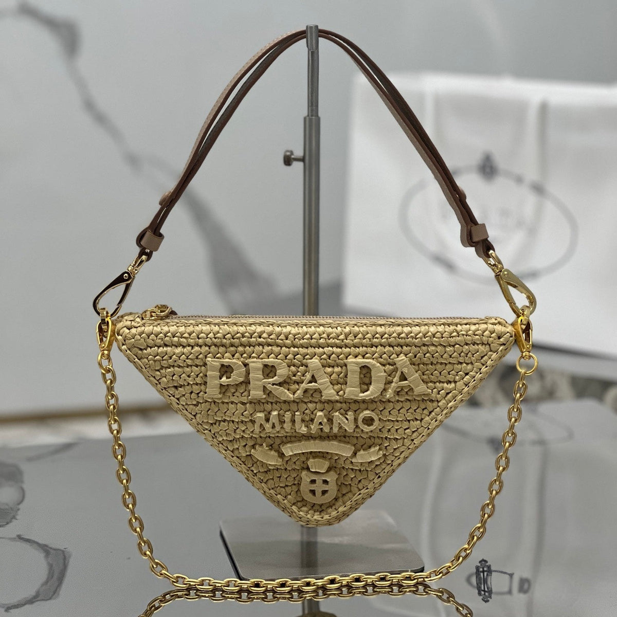 TRIANGLE BAG 26 IN BEIGE WOVEN RAFFIA GOLD CHAIN