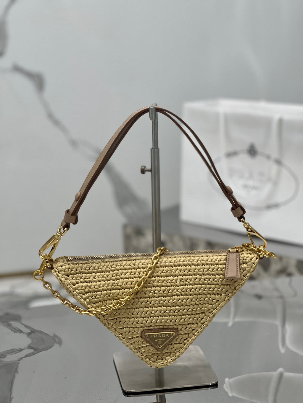 TRIANGLE BAG 26 IN BEIGE WOVEN RAFFIA GOLD CHAIN