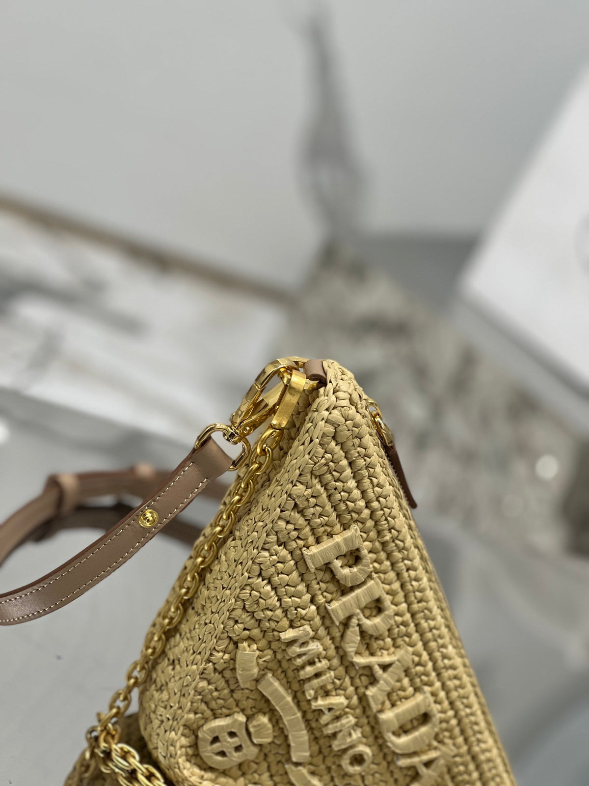 TRIANGLE BAG 26 IN BEIGE WOVEN RAFFIA GOLD CHAIN