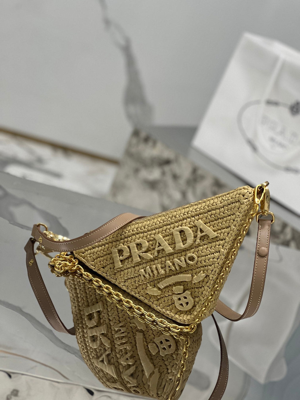 TRIANGLE BAG 26 IN BEIGE WOVEN RAFFIA GOLD CHAIN