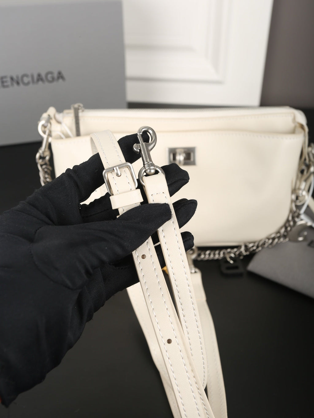 CHAIN CLASSIC BAG 22 IN WHITE SMOOTH CALFSKIN SILVER HARDWARE