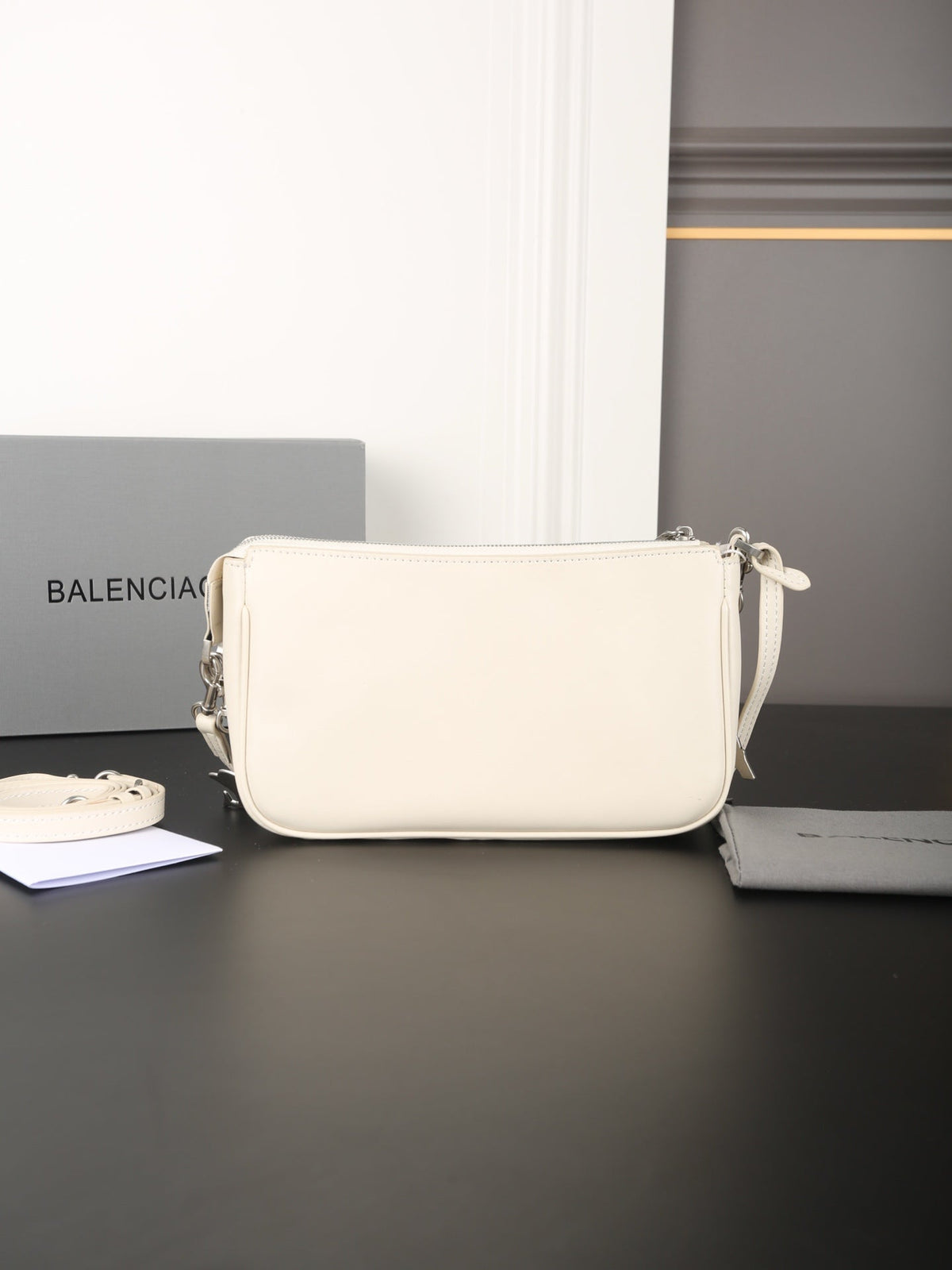 CHAIN CLASSIC BAG 22 IN WHITE SMOOTH CALFSKIN SILVER HARDWARE