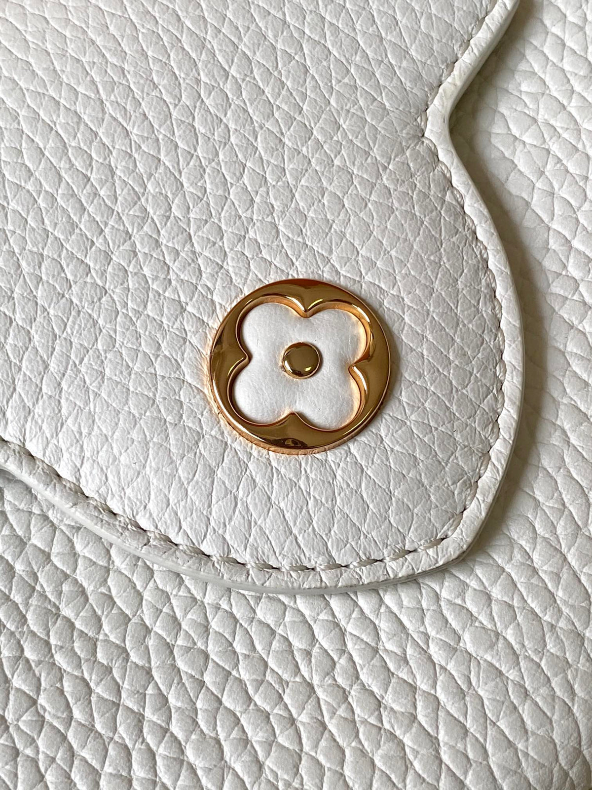 CAPUCINES EAST-WEST MINI 21 IN WHITE TAURILLON LEATHER GOLD-TONE HARDWARE