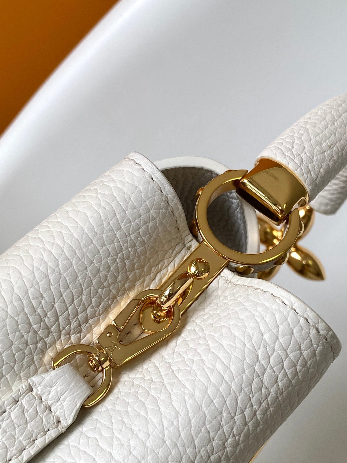 CAPUCINES EAST-WEST MINI 21 IN WHITE TAURILLON LEATHER GOLD-TONE HARDWARE