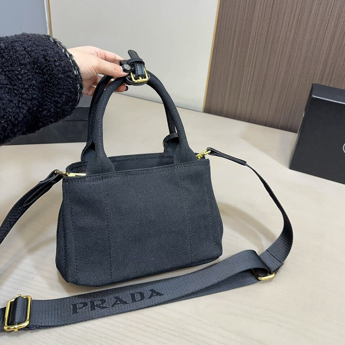 EMBOSSED LOGO TOTE BAG 30 IN BLACK FABIC
