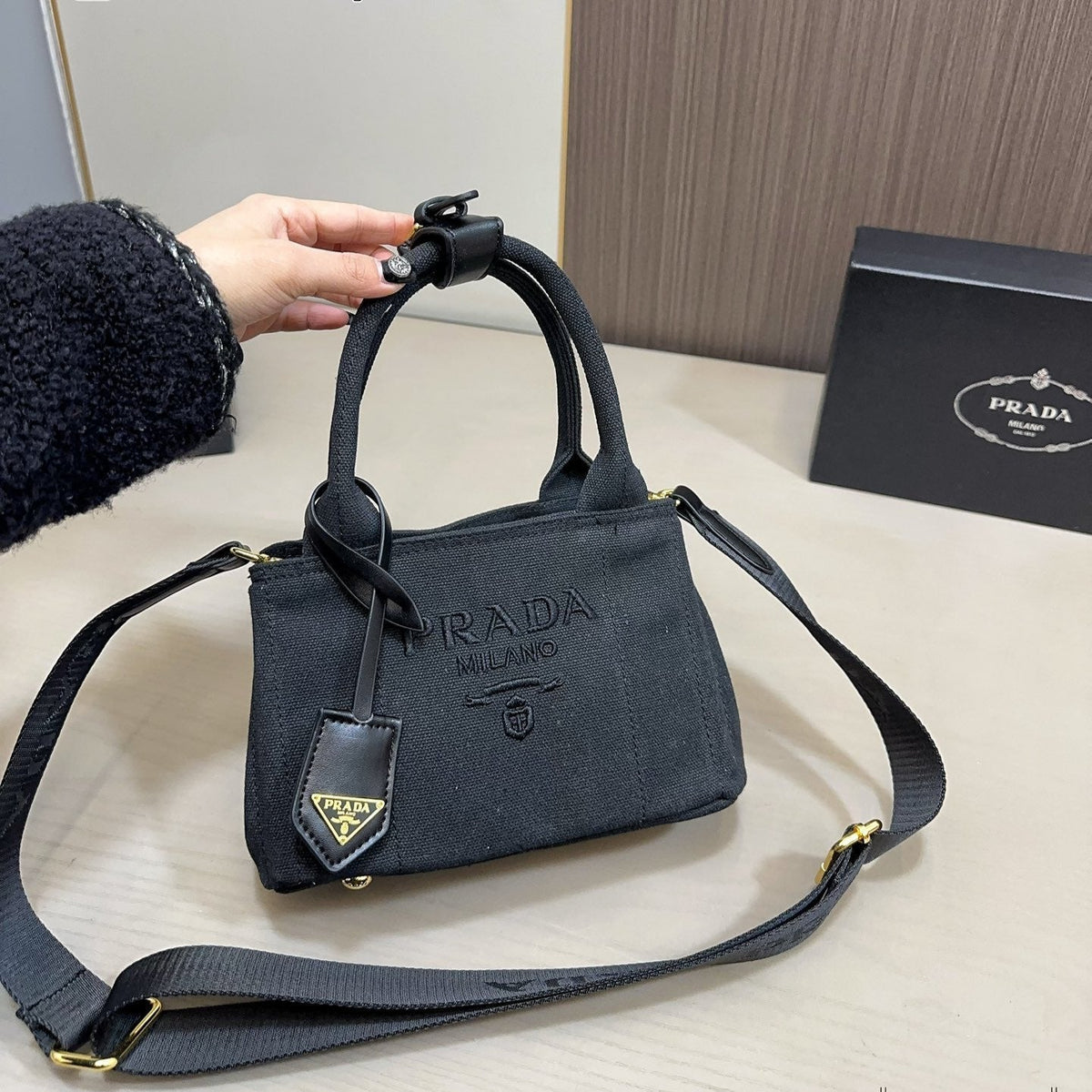 EMBOSSED LOGO TOTE BAG 30 IN BLACK FABIC