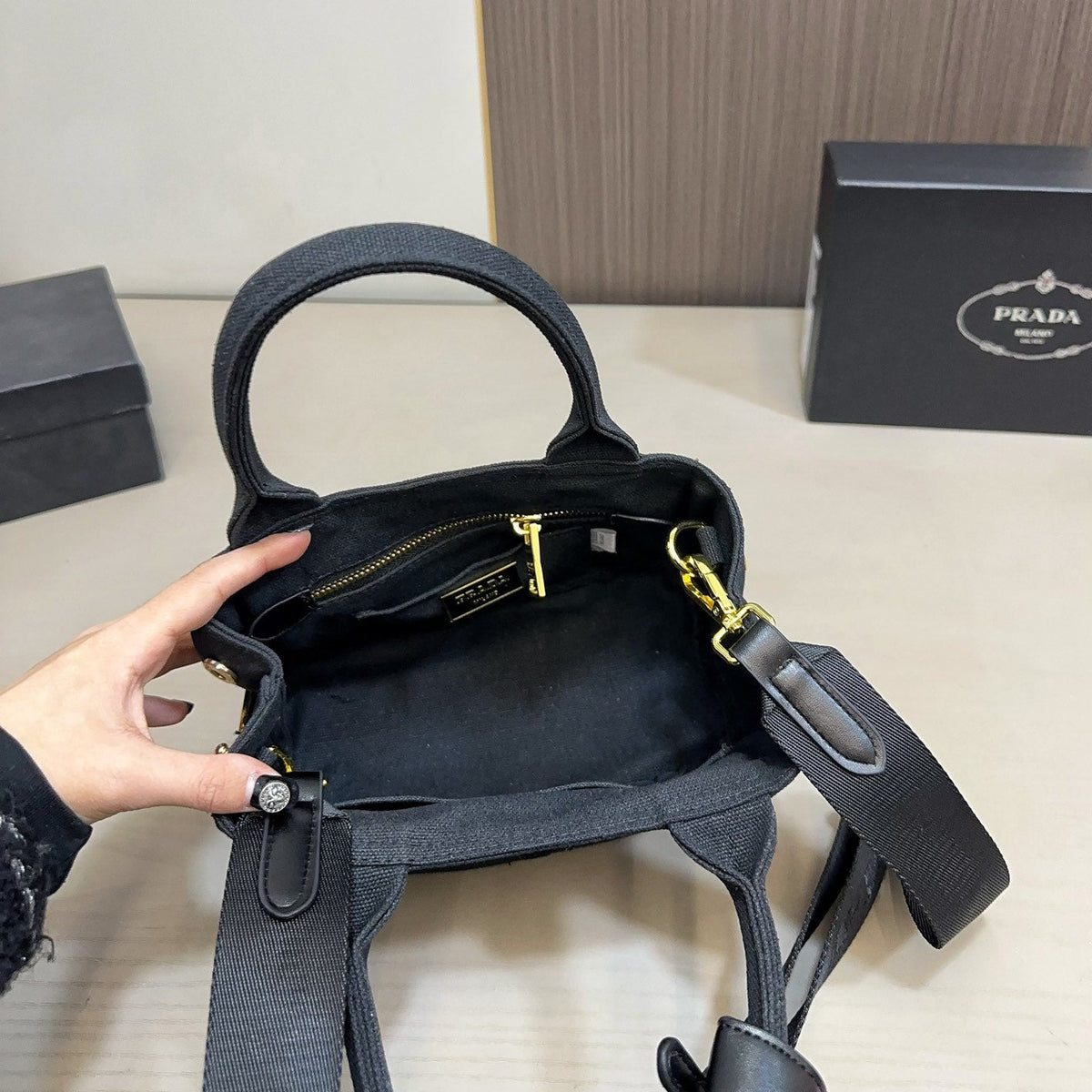 EMBOSSED LOGO TOTE BAG 30 IN BLACK FABIC