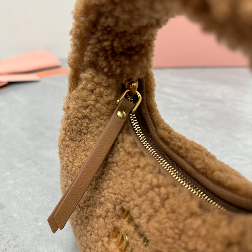 WANDER HOBO BAG 18 IN BROWN SHEARLING